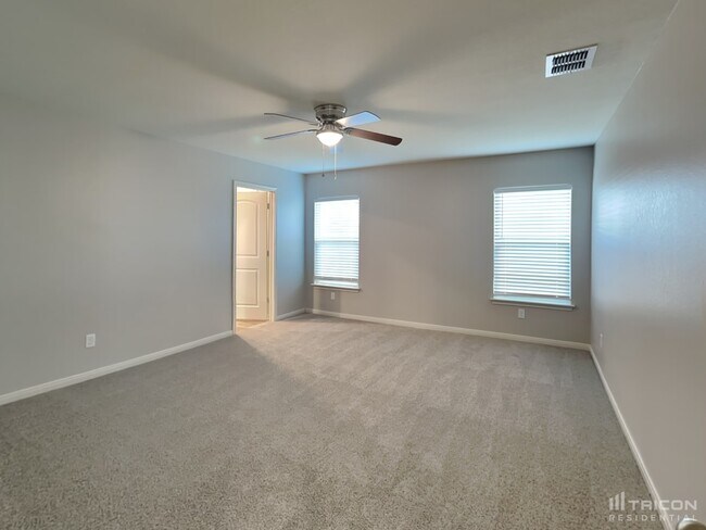 Building Photo - 715 Wonderland Trail
