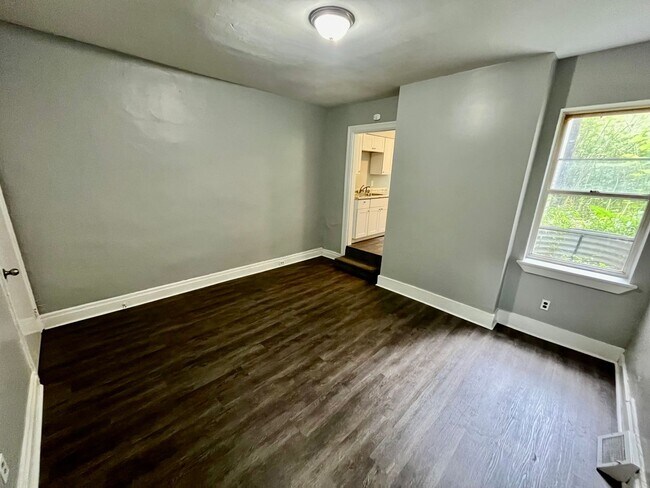 Building Photo - Newly Renovated - 3BR / 1BA Townhome on La...