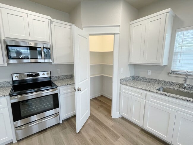 Building Photo - Beautiful 3/2 home in convenient location