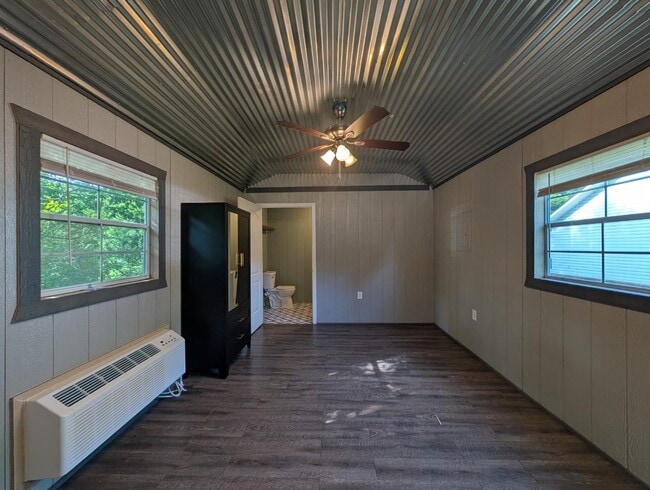 Building Photo - 121 Green Lane
