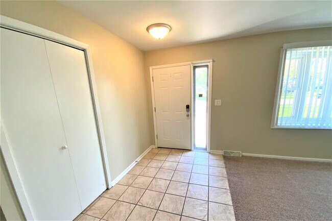 Building Photo - 952 Dearborn Cir