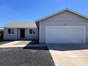 Building Photo - 221 Endeavor Ln