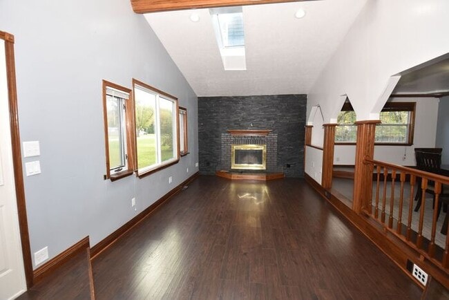 Building Photo - Mishawaka 4 bedroom with a Primary suite a...