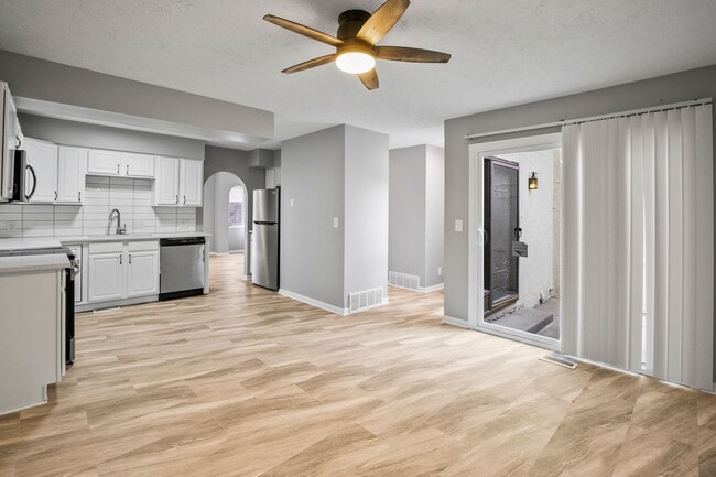 Building Photo - 10914 Saratoga Plaza