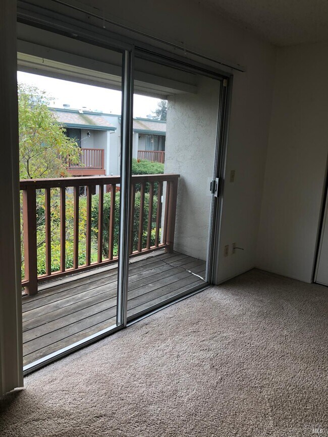 Building Photo - 1023 Golf Course Dr