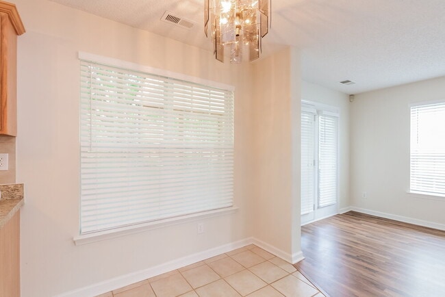 Building Photo - 15476 Stone Hollow Dr