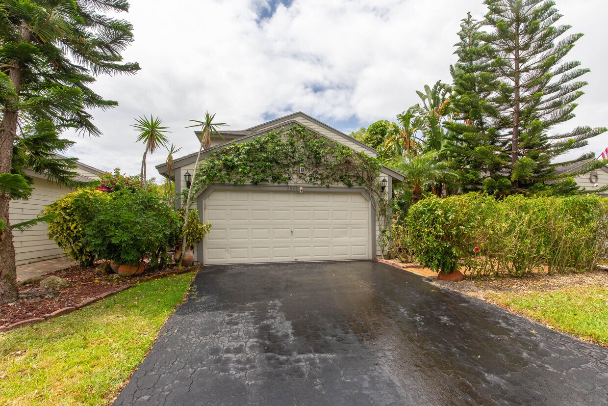 Foto principal - 2565 Bedford Mews Dr