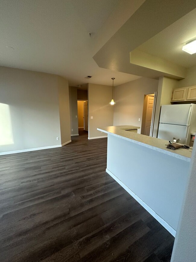 Building Photo - Updated 2 bed, 2 bath Upper Level Condo- A...