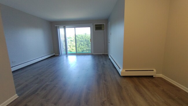 Building Photo - 1215 Whispering Hills Ct