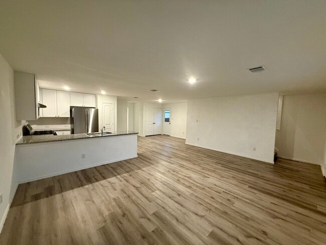 Building Photo - 4 bedroom, 2 bathroom home in South San An...