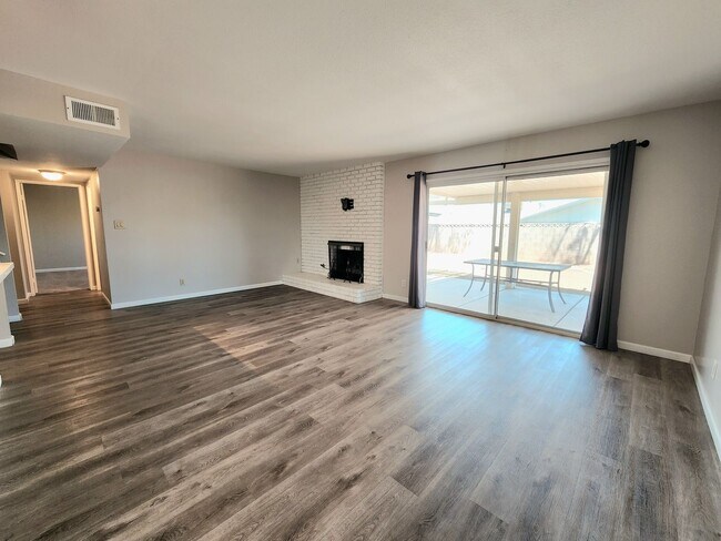 Foto del edificio - 4 Bedroom Two-Story Home with Downstairs Primary Bedroom & Fireplace