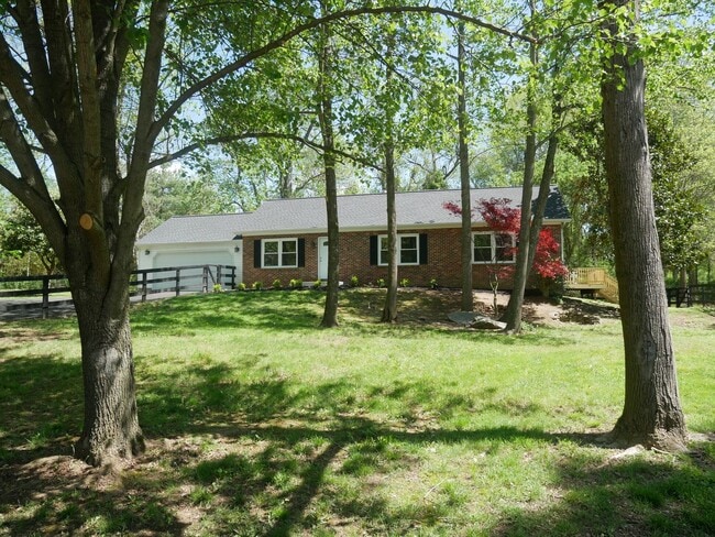 Building Photo - 4 Bedroom 3 Bath SFH on 3.5 Acres For Rent...