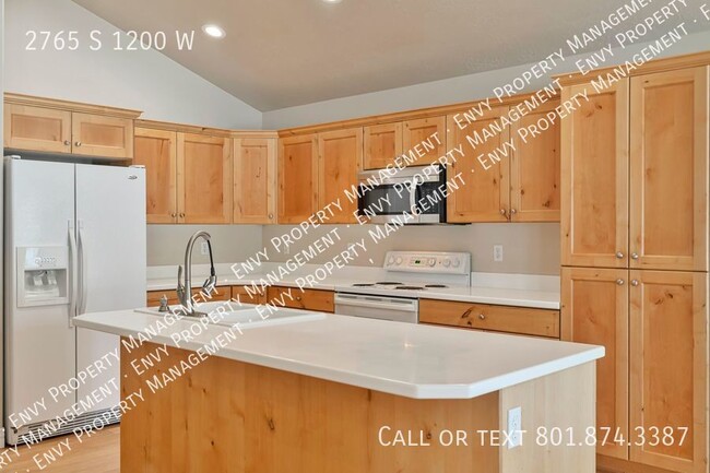 Building Photo - Stunning Pet-Friendly 5 Bed - 3 Bath Syrac...
