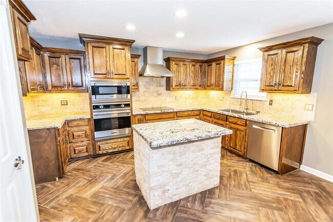Building Photo - 2314 Colonial Ct S