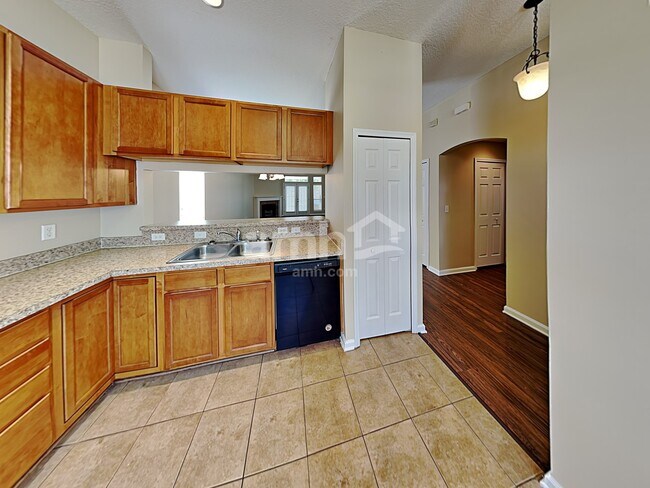 Foto del edificio - 10902 Campus Heights Ln