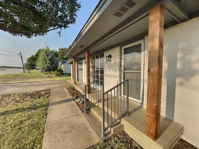 Building Photo - 604 N Allen Dr