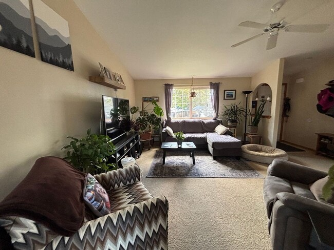 Building Photo - Spacious 3BR/2BA Home in Bend with Vaulted...