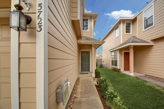 Foto del edificio - Lovelty 3 bed/ 2.5 bath townhome!