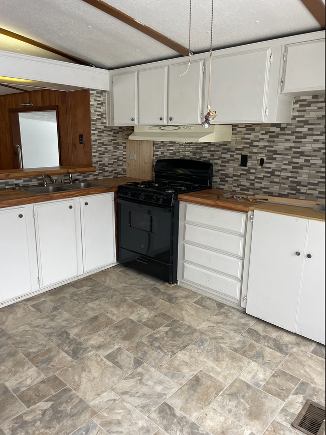 Kitchen counters/stove - 66 Nuttings Ln