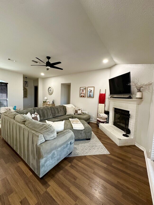 Foto del edificio - 15379 Brittain Ct