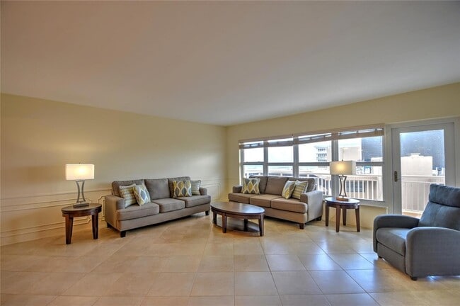 Building Photo - 3850 Galt Ocean Dr