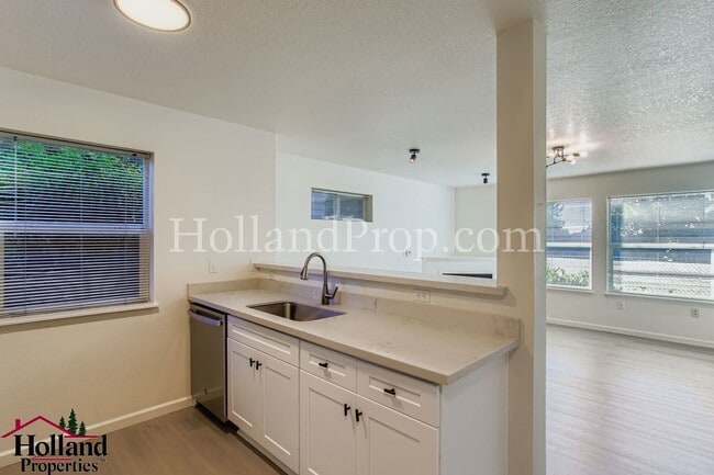 Building Photo - Fantastic 2 Bedrooms Condo in the Heart of...