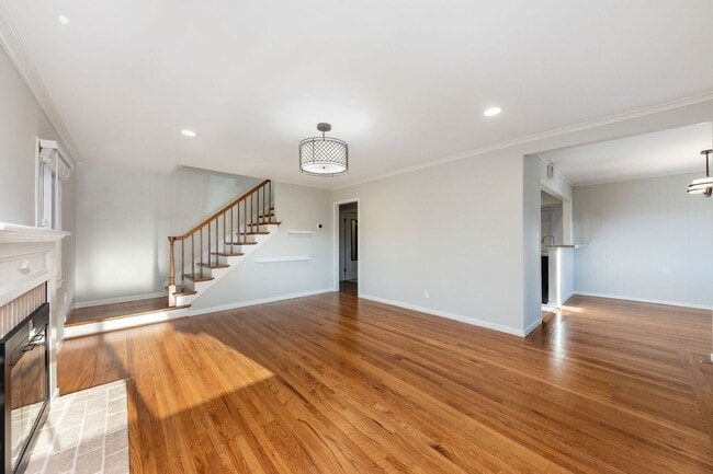 Building Photo - Large 4 bedroom/2 bathroom Home in San Mat...