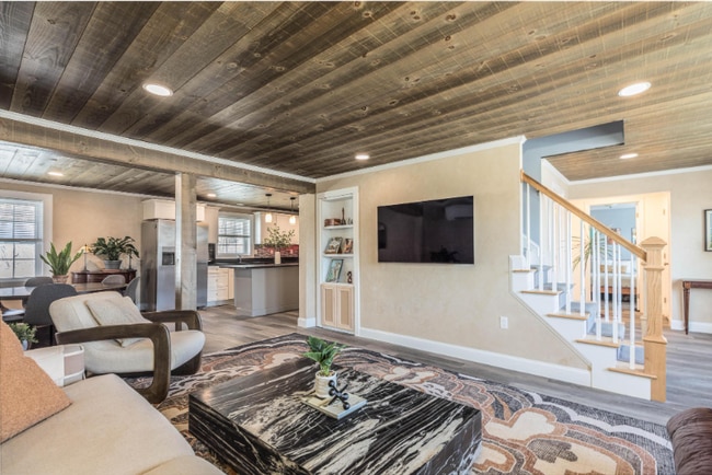 Building Photo - 730 Mammoth Rd