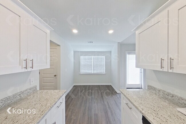 Building Photo - 203 Redwood Ct