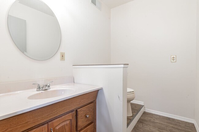 Building Photo - Spacious 3 bedroom Split level