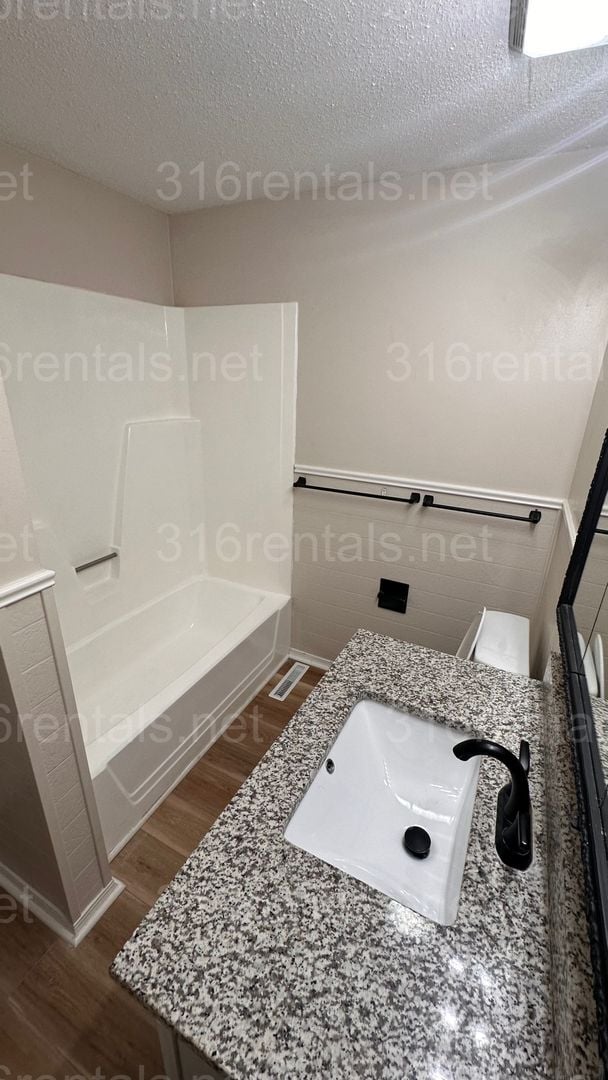 Building Photo - $1300 - 3 bed 1 bath Beautiful single fami...