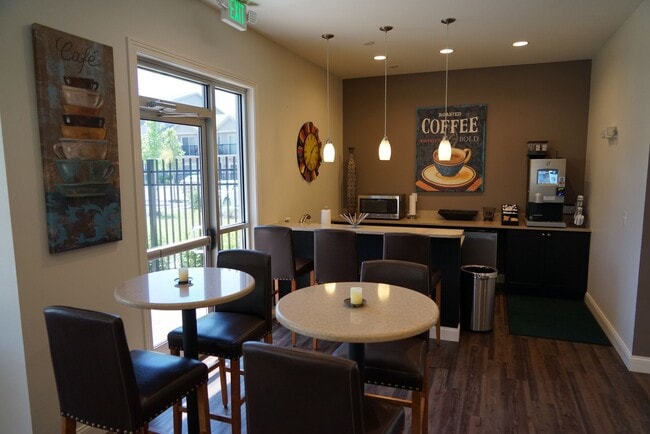 Building Photo - Dogwood ~ 2nd Floor with Vaulted Ceiling