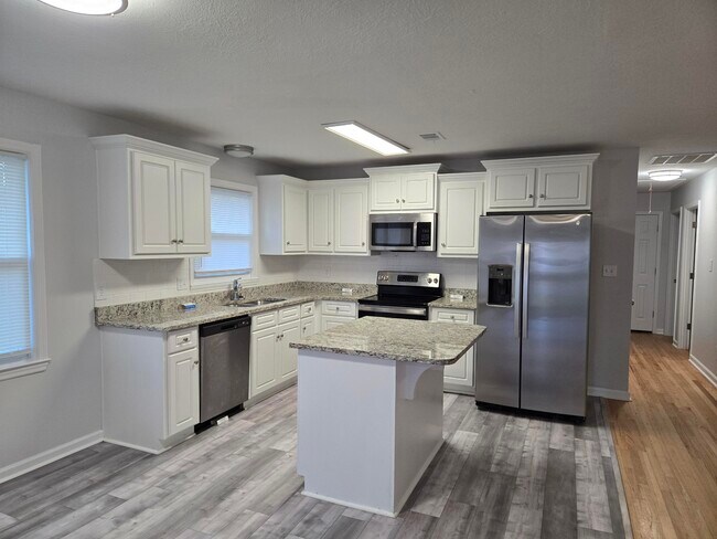 Building Photo - 4580 Hickory Dr