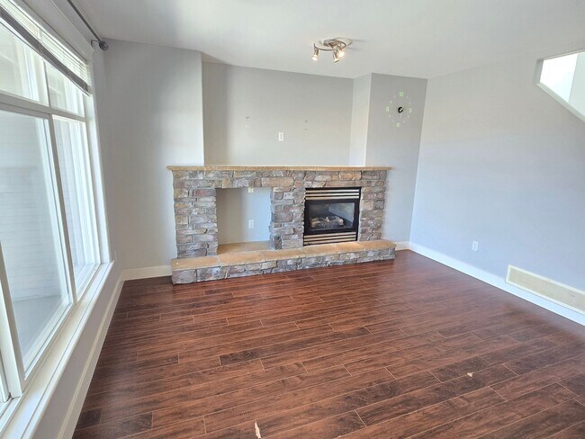 Photo du bâtiment - Comfortable Townhome in Eden Park!
