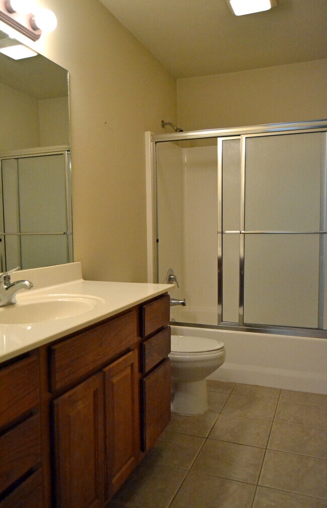 Building Photo - Large 2 Bedroom 2 Bathroom