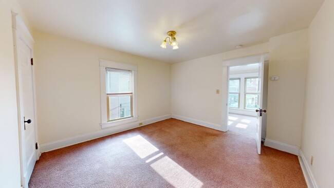 Building Photo - SPACIOUS Single Family House AVAILABLE Fal...