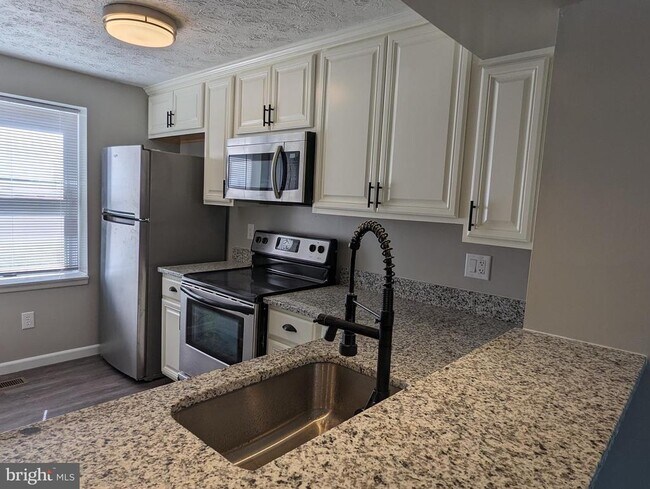 Foto del edificio - 1680 Thenia Pl