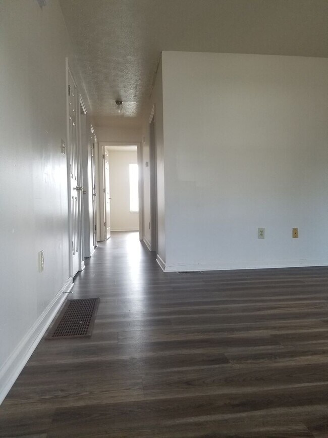 Building Photo - Space & Convenience! 2 Bdrm/2 Bath