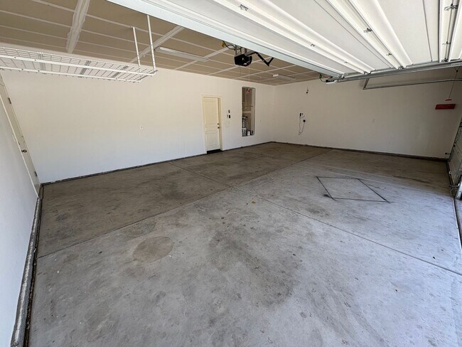 Building Photo - Immaculate 4 bedroom Hanford home Availabl...