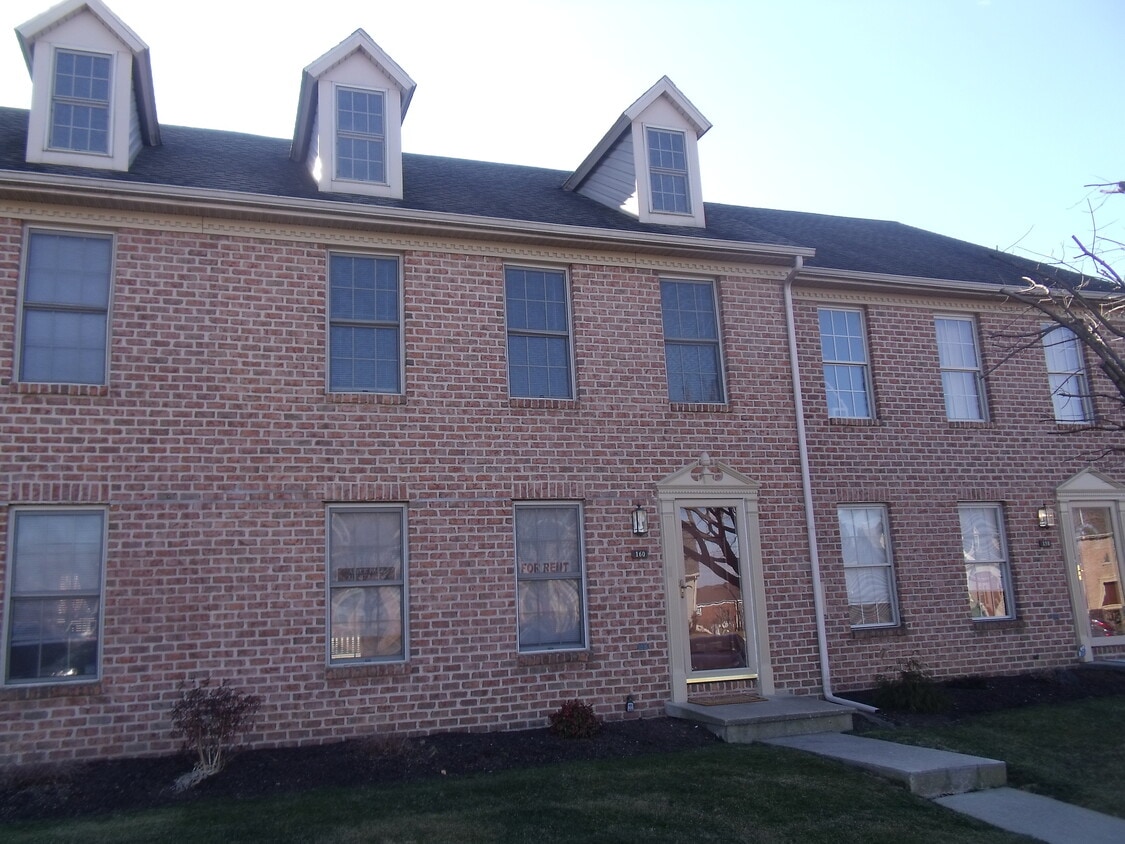 160 Crown Pointe Dr Unit 160, East York, PA 17402 Condo for Rent in