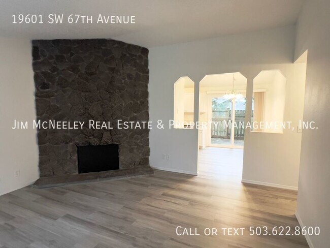Building Photo - Remodeled 2 Bedroom Apartment With Fenced ...