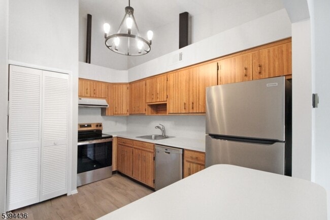 Building Photo - 70 Meadowview Dr