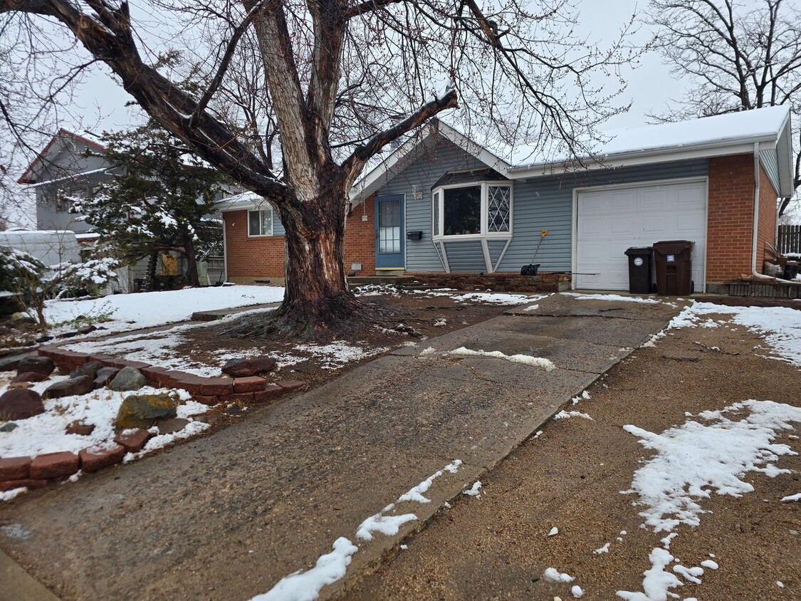 Preleasing Spacious 5-Bedroom Home with Finished Basement, Large Backyard & Attached Garage - Preleasing Spacious 5-Bedroom Home with Finished Basement, Large Backyard & Attached Garage