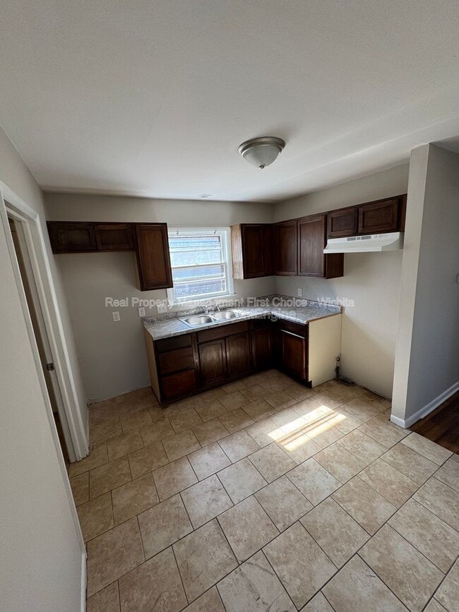 Building Photo - 1630 S Mission Rd