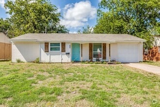 Building Photo - 712 SW Sunset Ln