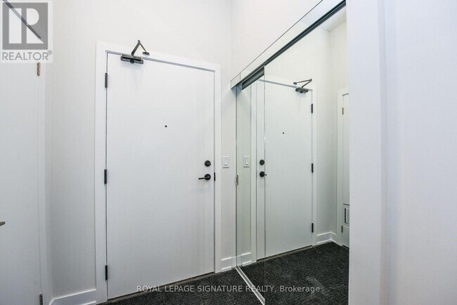 Photo du bâtiment - 430 Square One Dr