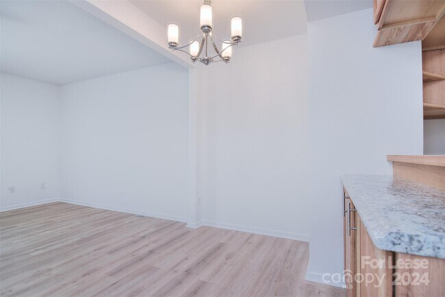 Building Photo - 660 Lex Dr