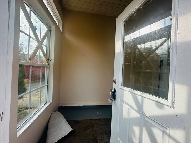 Foto del edificio - MOVE-IN READY !! BEAUTIFULLY  PROPERTY WITH HUGE YARD