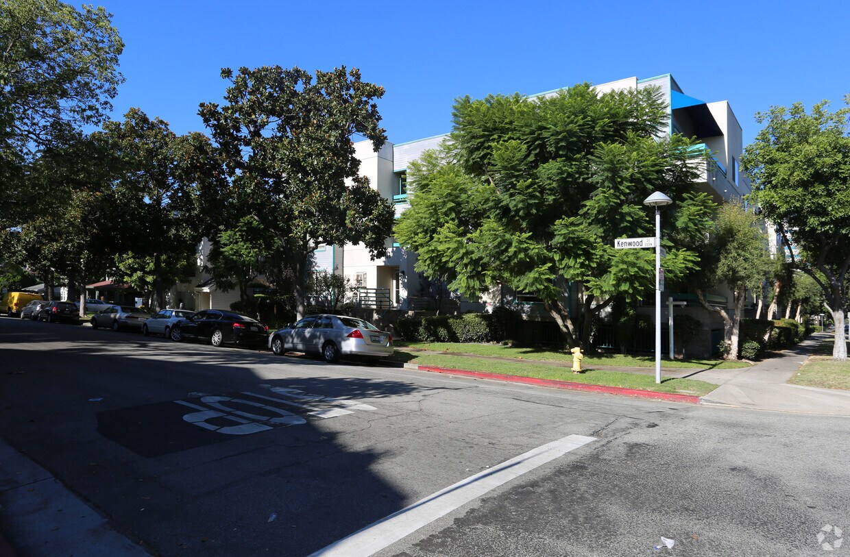 Building Photo - 345 N Kenwood St