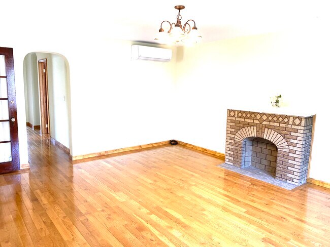 Hugh Sunken Living- Rm - 6241 Ellwell Cres